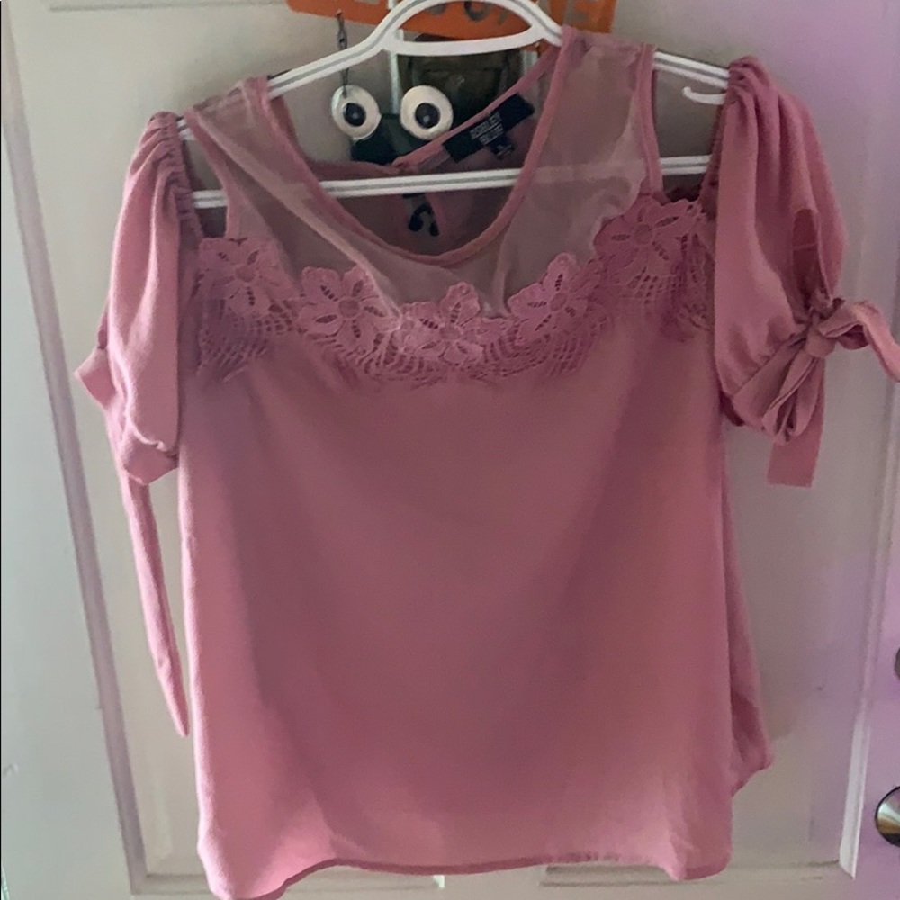 Super Cute Perk-A-Boo Blouse 👚